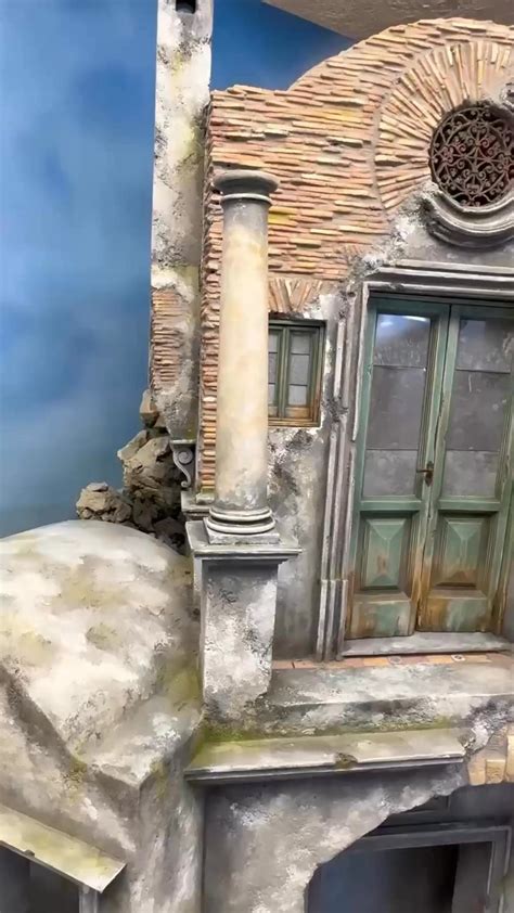 Dettaglio di un presepe con neve artificiale che crea un effetto realistico sulle superfici