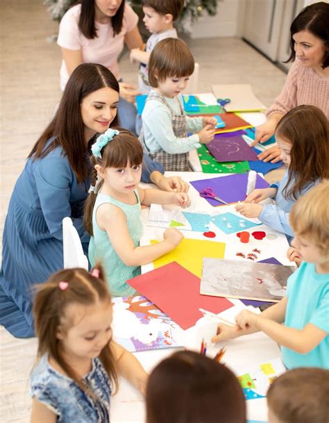 Bambini che lavorano su un progetto artistico collaborativo nell'atelier di una scuola dell'infanzia