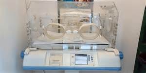 immagine di una culla termica in un ospedale