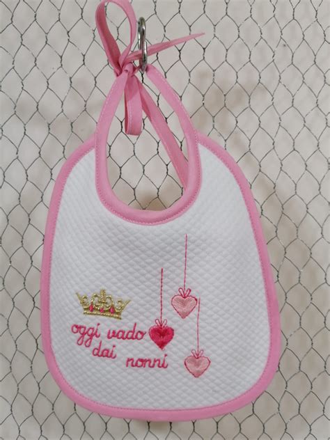 Busta porta bavaglino fai da te con dettagli ricamati