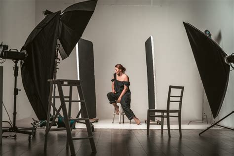 Alessandro Cossari durante uno shooting fotografico per una campagna pubblicitaria