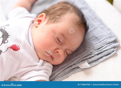 Bambino addormentato in una culla