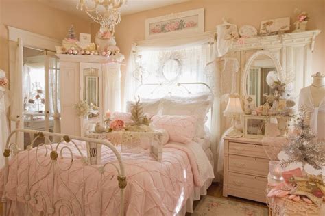 Camera da letto arredata in stile shabby chic con tessuti chiari e dettagli vintage