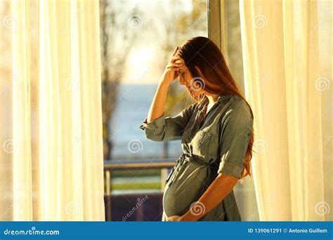 Donna incinta preoccupata
