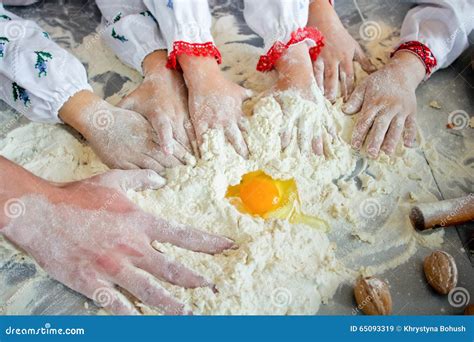 Bambini che impastano il pane in un vecchio mulino