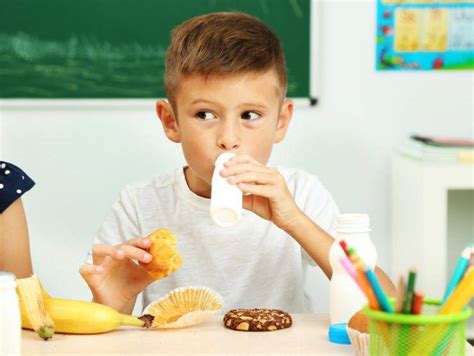 Bambino che mangia la merenda
