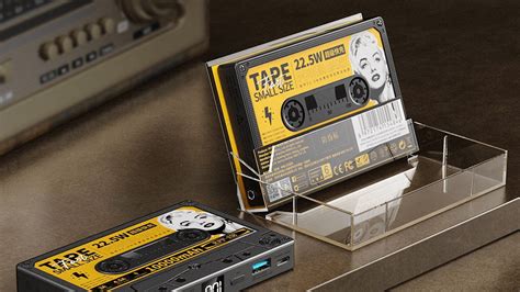Una vecchia audiocassetta di musica di malavita calabrese su un tavolo di legno