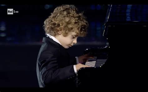 Alessandro Gervasi al pianoforte in smoking