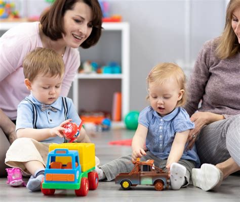 Genitori e figlio all'asilo nido
