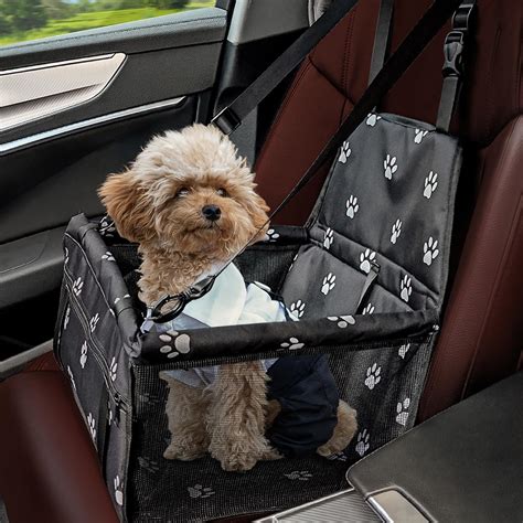 Cane che dorme tranquillamente in un seggiolino auto per cani