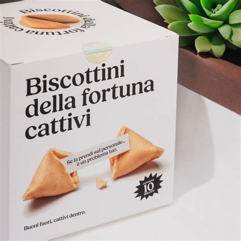 Un set di biscotti della fortuna artigianali con un bigliettino che spunta dall'apertura