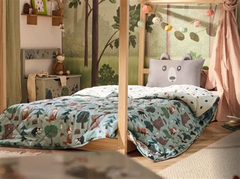 Esempio di cameretta a tema bosco con decorazioni in legno
