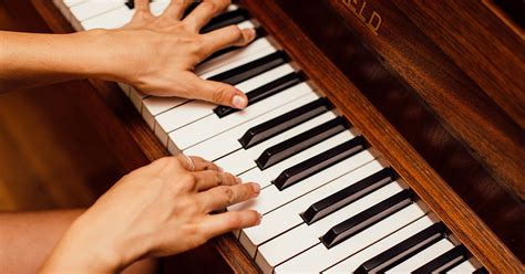Mani di un pianista che suona una melodia rilassante al pianoforte