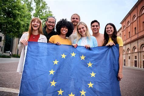 Gruppo di studenti in viaggio studio in una città europea