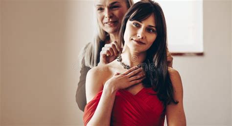 Una donna che tocca una collana al collo