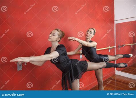 Ballerine che eseguono passi di twerking