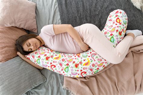 Donna incinta che dorme serenamente su un cuscino per la gravidanza