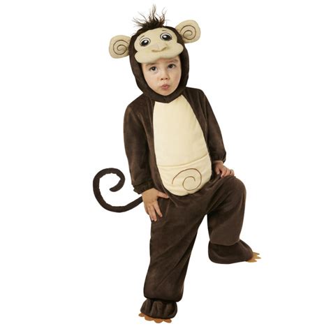 bambino che gioca in un giardino indossando un costume da scimmia