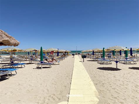 Famiglia che gioca su una spiaggia attrezzata a Porto San Giorgio