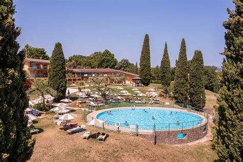 B&B con piscina esterna circondata da verde nelle Marche