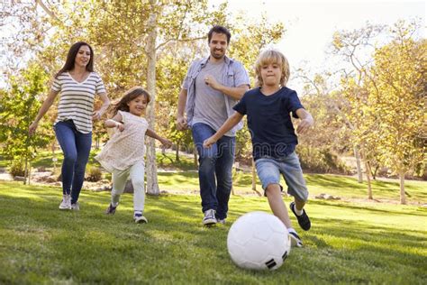 Famiglia numerosa che gioca all'aperto