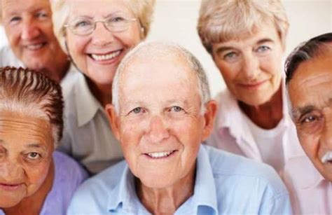 Gruppo di persone anziane che sorridono