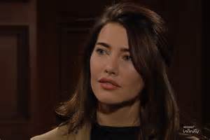 Hope Logan incinta e preoccupata