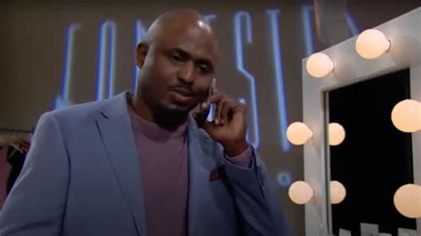 Dottor Reese Buckingham preoccupato al telefono