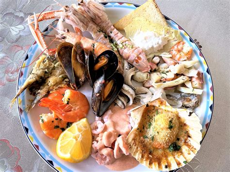 Piatto di pesce fresco con contorni mediterranei