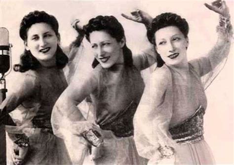 Maria Jottini e il Trio Lescano durante una performance