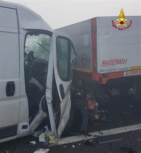 Illustrazione di un incidente stradale causato dalla nebbia