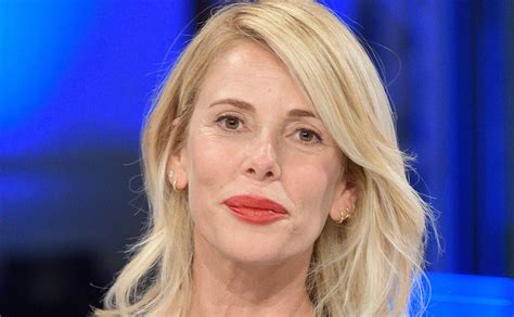 Alessia Marcuzzi giovane in un programma televisivo