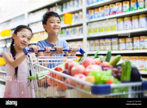 bambini che fanno shopping con i genitori