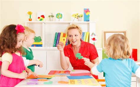 Immagine: Insegnante di scuola materna con bambini, fine anni '90