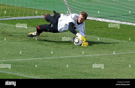 Portiere in azione durante un esercizio specifico