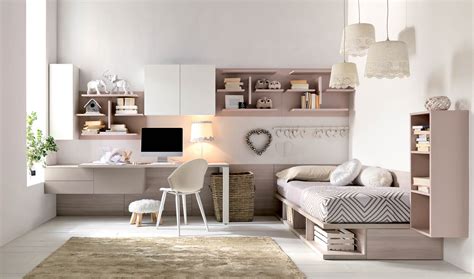 mobile trasformabile in stile scandinavo in una cameretta arredata