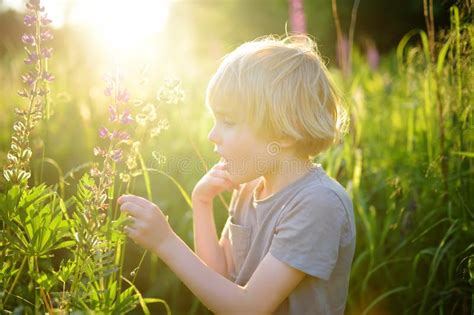 bambino che esplora su un tappetone morbido