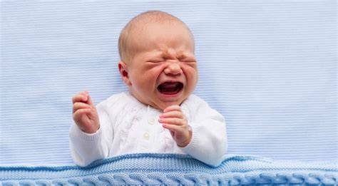Bambino che piange in una culla
