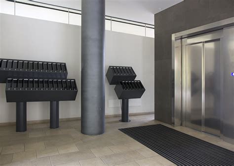 Illustrazione: Androne condominiale ostruito