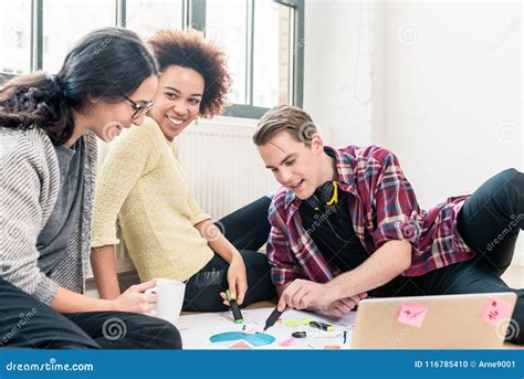 Giovani che lavorano su un progetto tecnologico inclusivo