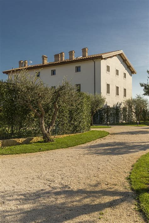 Immagine di un casale nelle campagne di Senigallia, a rappresentare le opzioni fuori dal centro urbano.