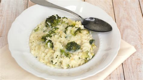Risotto con broccoli in una ciotola per bambini