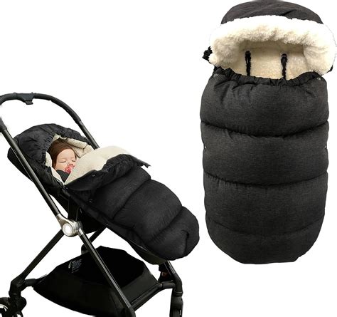 Genitore che regola il sacco nanna sul passeggino