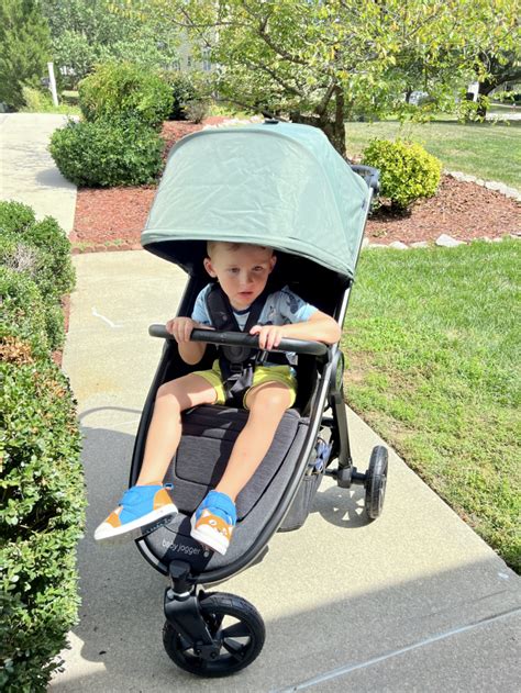 Un passeggino Baby Jogger City Mini GT2 su un sentiero nel parco