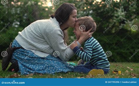 Bambino che piange mentre la mamma si allontana