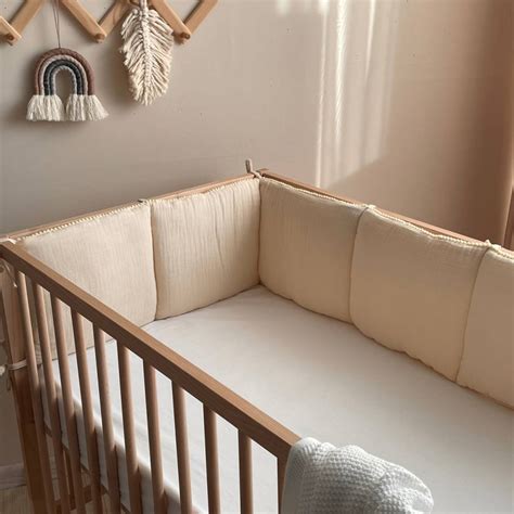 Schema illustrativo della disposizione di un letto montessoriano con paracolpi