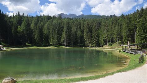 Lago di Pianozes con montagne circostanti
