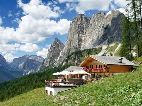 Vista panoramica dal Rifugio Mietres su Cortina d'Ampezzo