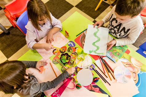 Bambini che colorano maschere di Carnevale