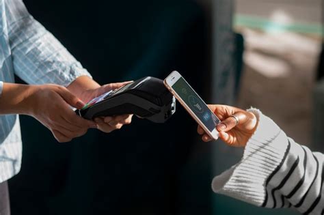 Persona che paga un ticket sanitario online con computer e smartphone